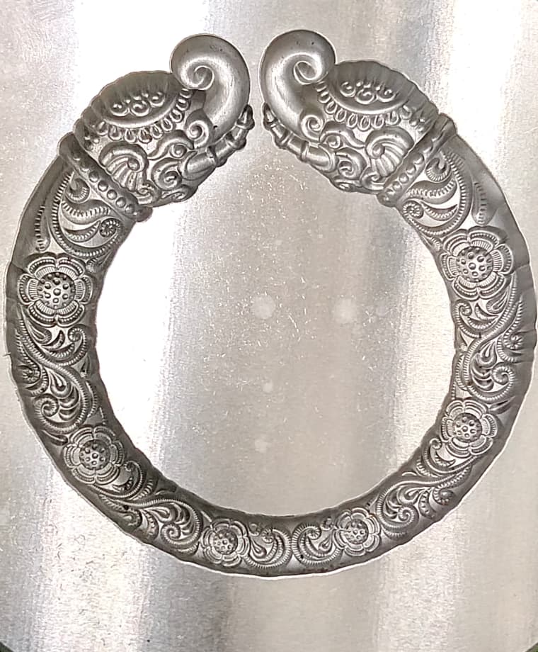 Curved steel bangle profile die with ornamental border